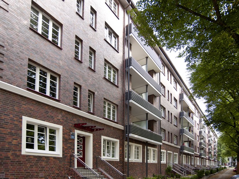 Isolamento esemplare con effetto klinker: il complesso residenziale del 1927 è stato recentemente modernizzato a livello energetico con un sistema ETICS.