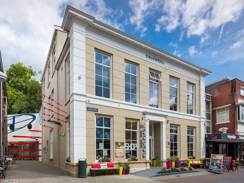 Il cinema Concordia si trova al centro della via dei negozi di Enschede.