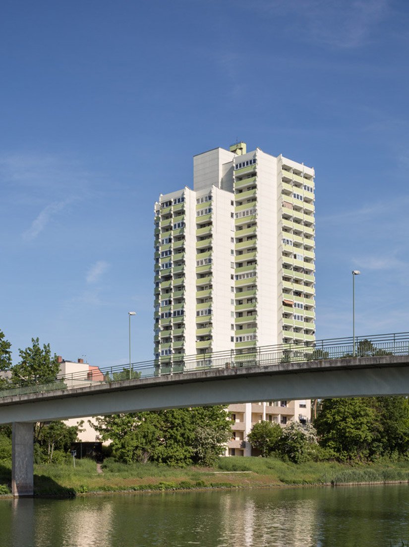 Una serie di tonalità di verde spezza l'inevitabile monotonia di una struttura prodotta in serie.