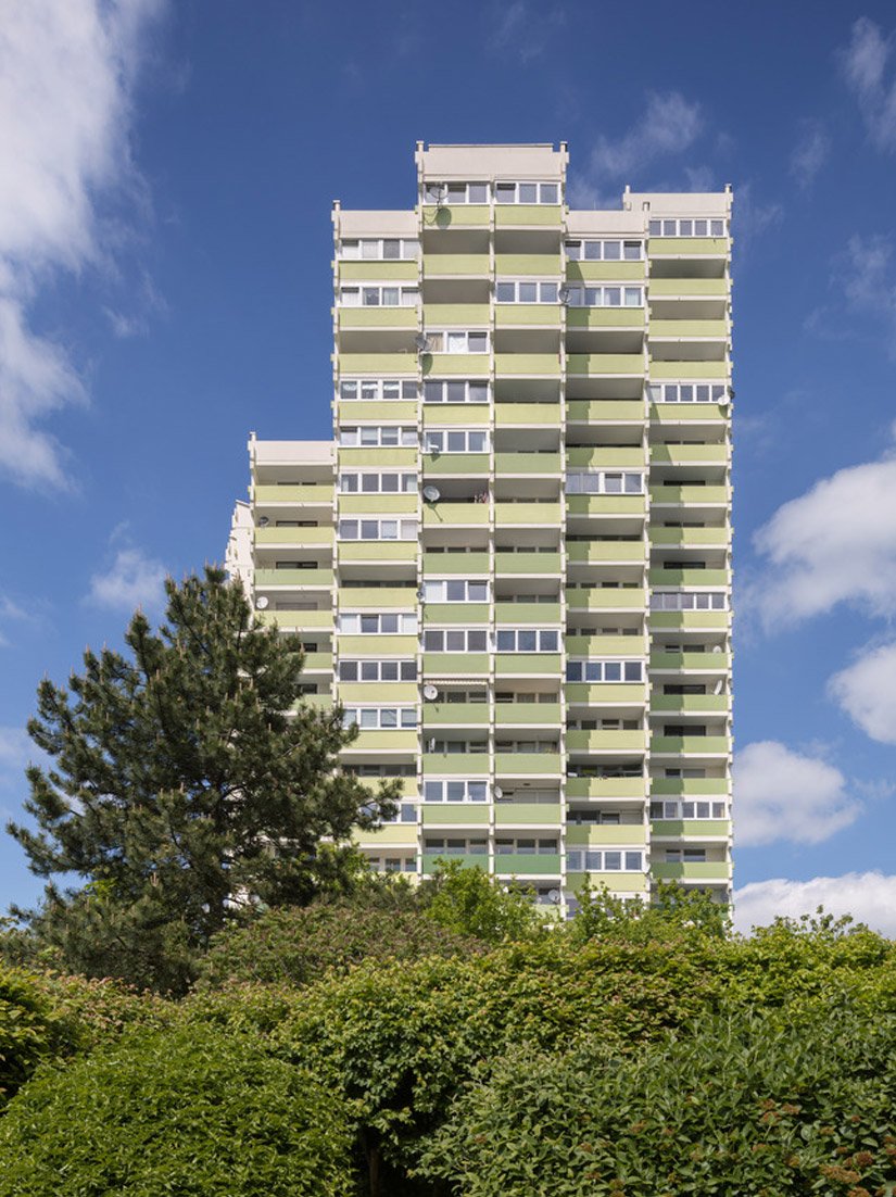 Non solo, ma in tutte le sue varie tonalità questo verde discreto permette all'edificio di integrarsi in un ambiente dominato da aree verdi, con le quali crea un rimando armonico e piacevole alla vista.