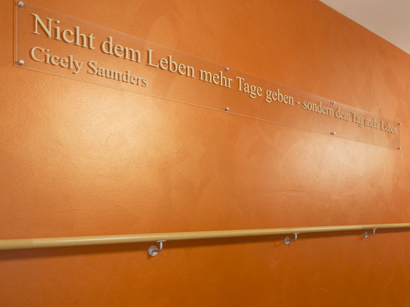 Nell'area del corridoio è stata applicata una tonalità di arancione intenso con una tecnica di lavorazione particolare di Creativ Lucento 83. Insieme alla scritta che campeggia sulla parete, la tonalità scelta contribuisce a creare un'atmosfera gioiosa.
