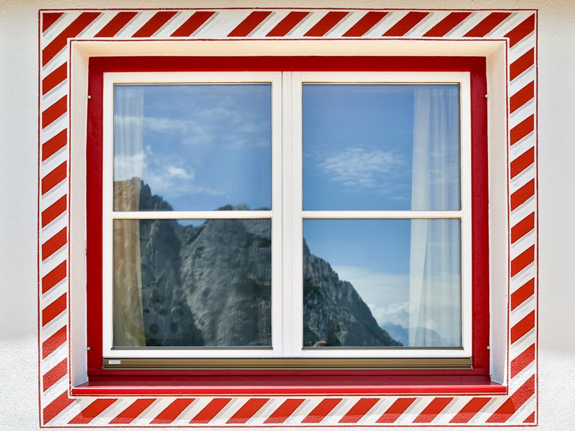 Gli elementi di design sulle finestre fanno sì che la baita sia riconoscibile anche da lontano.