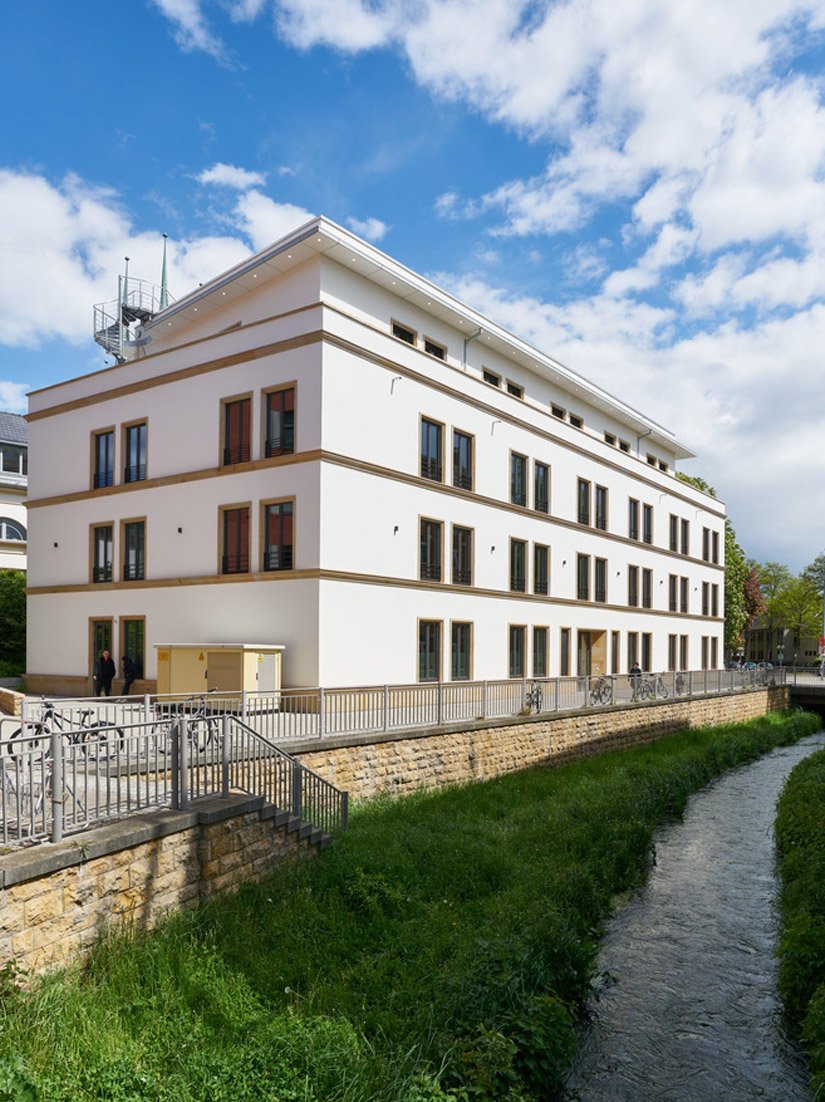 Sul lato affacciato sul fiume Walkstrom si trova l'ingresso secondario, da cui è possibile accedere direttamente all'unità ad uso locativo al piano terra.