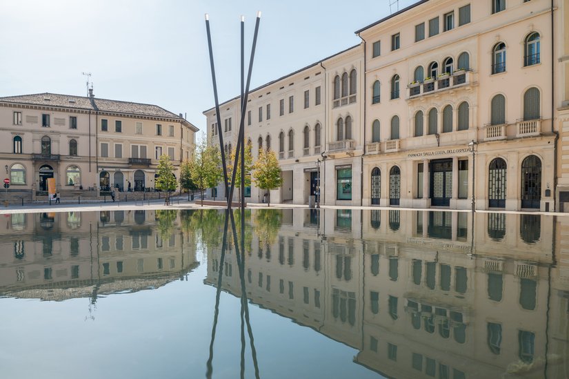 L'edificio accoglie spazi commerciali destinati a una banca e appartamenti esclusivi.