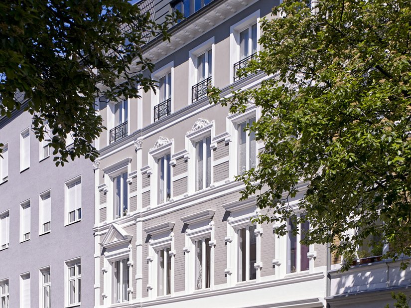 La facciata in stile sfoggia una calda tonalità grigia che ricorda il color talpa. Le strombature decorate e dalla struttura accentuata sono dominate dal bianco.