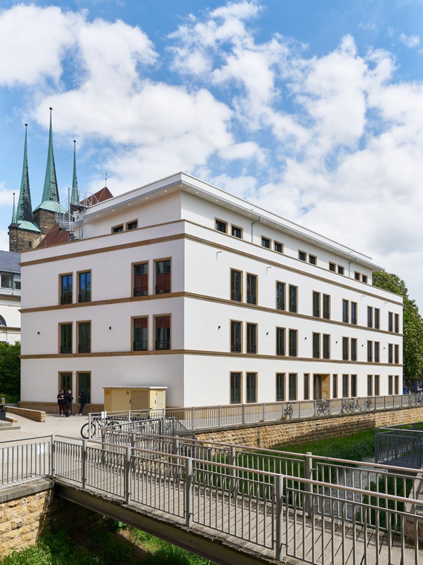 Il nuovo complesso di uffici accanto al Duomo di Erfurt costituisce l'elemento cardine della riqualificazione del quartiere di Brühl, un tempo a vocazione prettamente industriale.
