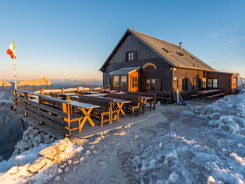 A pochi metri dall’edificio si trova il confine regionale tra Trentino-Alto Adige e Veneto nonché quello provinciale tra Trentino, Adige e Belluno.