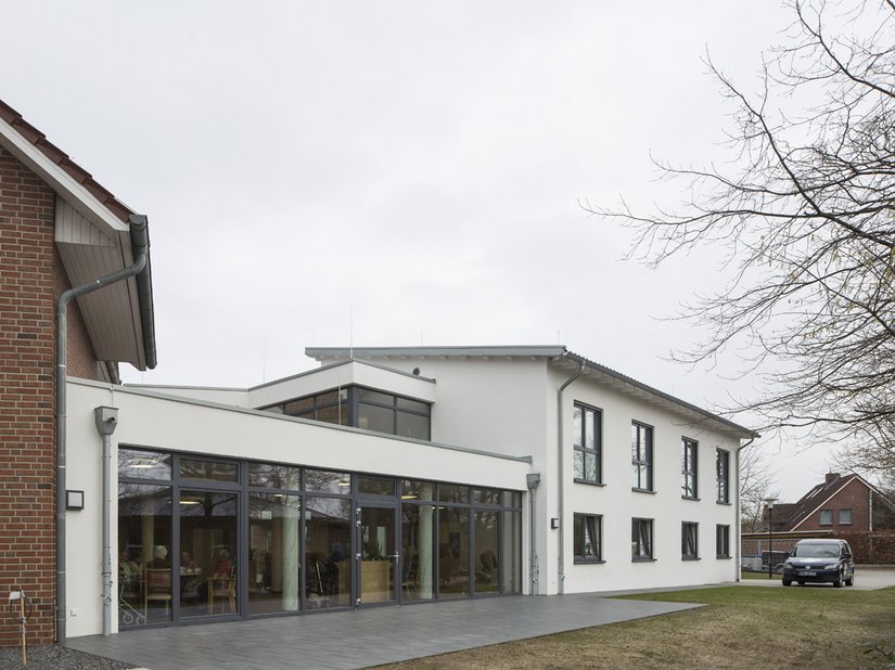 L'edificio preesistente è stato collegato a quello nuovo tramite una struttura di raccordo ad un piano e a tetto piatto.