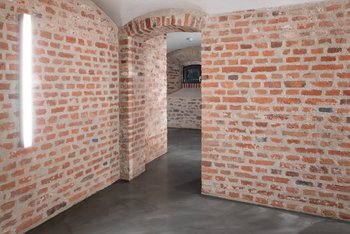 <p>L'aspetto imponente del pavimento spatolato si abbina alla perfezione agli antichi muri in laterizio.</p>