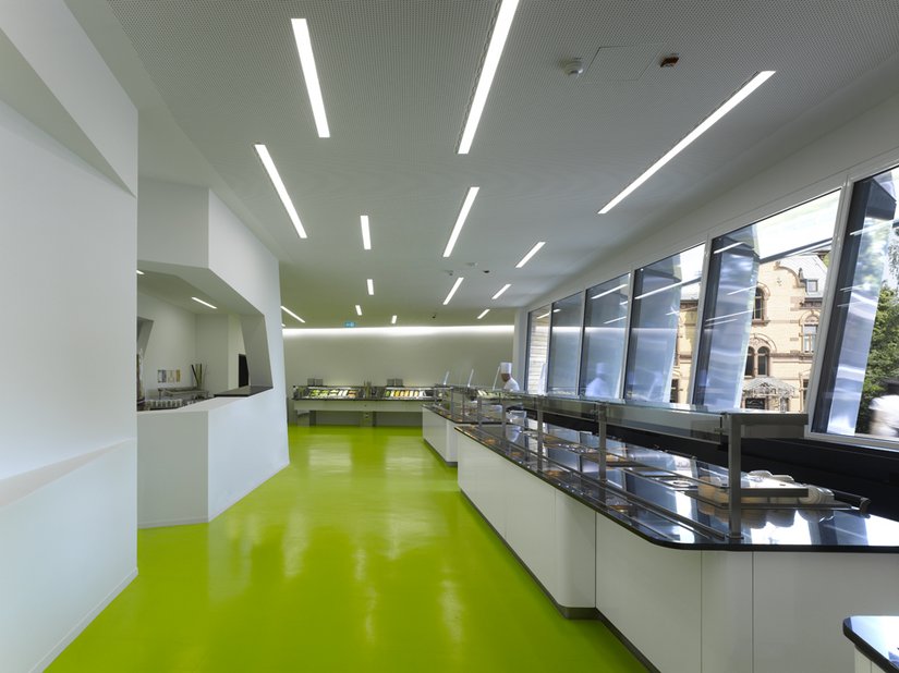 Il verde e il bianco, che nell'edificio sono i colori dominanti, danno alla mensa un tocco di allegria.