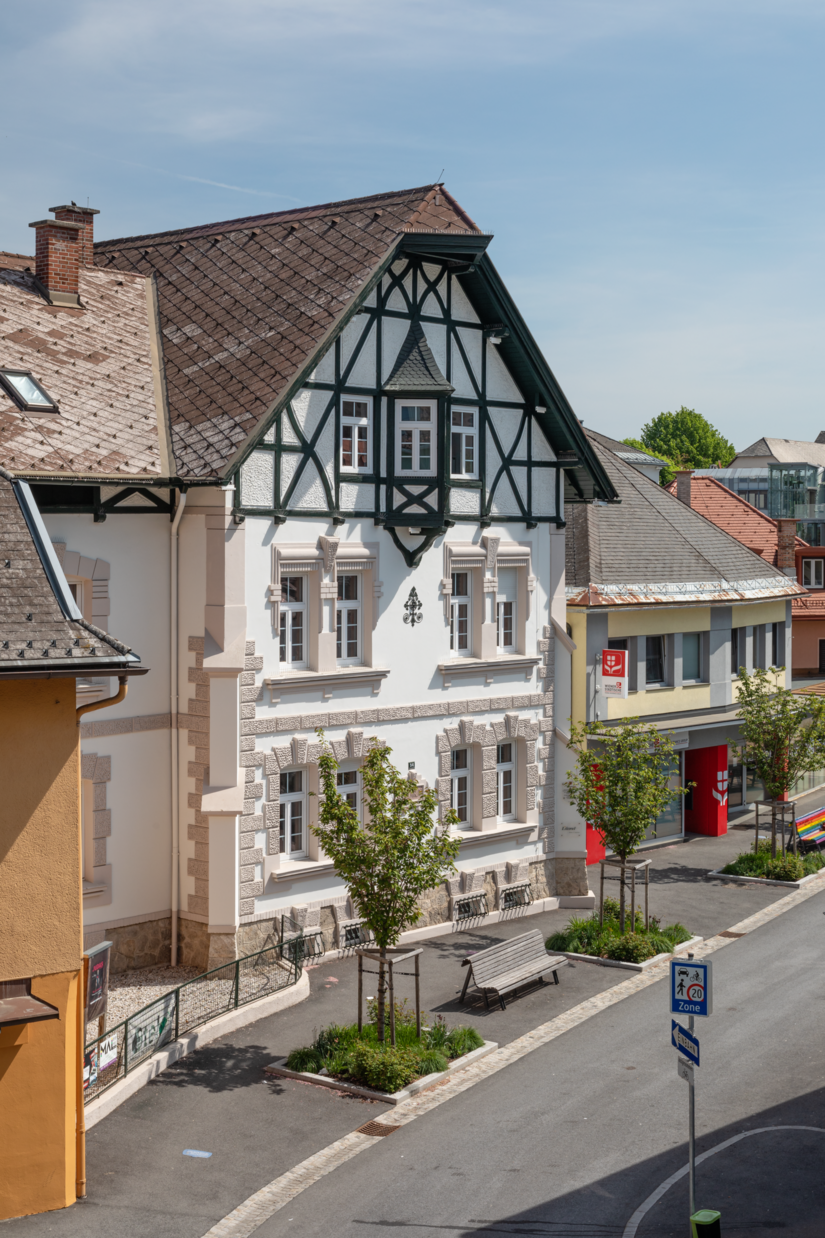 Tutto è partito da un progetto cromatico che ha suscitato l’interesse della Liland IT GmbH, l’azienda che in questo edificio ha la propria sede e che ha commissionato i lavori. Il progetto era stato sviluppato dallo Studio per la progettazione del colore Brillux di Münster già in fase di offerta sulla base del materiale fotografico a disposizione.