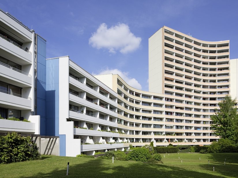 Le intense tonalità di blu rendono le facciate più vivaci, da ogni angolo visuale. La rigorosa uniformità della disposizione dei balconi che caratterizza l'edificio viene ripresa anche nella scelta dei colori.