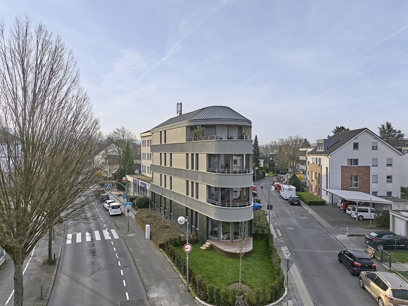 Progetto di un edificio plurifamiliare riuscito: una struttura esistente, un ampliamento e, infine, un nuovo corpo di fabbrica convincente che si integra perfettamente nel contesto circostante. La punta arcuata conferisce all'edificio angolare una nuova presenza urbanistica.