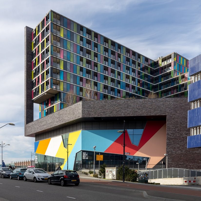 Un insieme armonioso: i piani interrati recentemente ristrutturati del club "Doornroosje" completano perfettamente i piani superiori già colorati