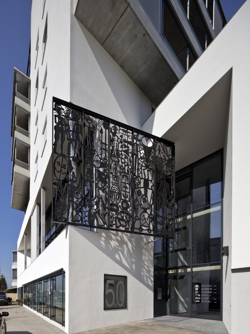 I contrasti nell'area di ingresso: un'opera in ghisa di quasi 30 m² dell'artista di Lipsia Frieder Heinze.