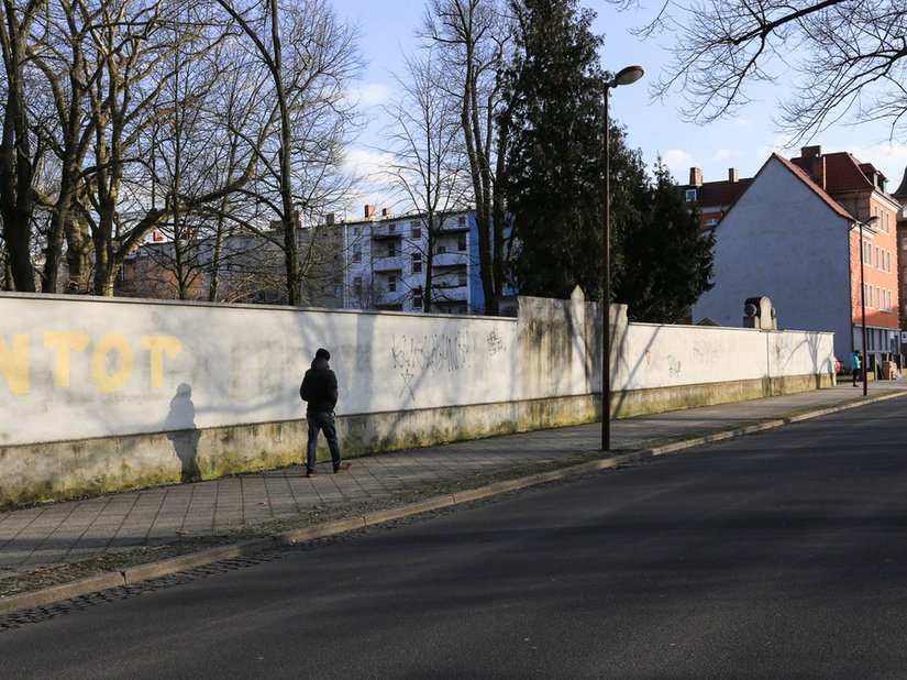 Prima: uno sguardo sul muro bisognoso di interventi di recupero che circonda il parco cittadino.