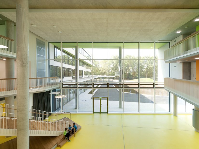 Entrando nell'aula magna si è accolti da un pavimento in linoleum giallo luminoso, che infonde già di per sé una carica di buonumore.