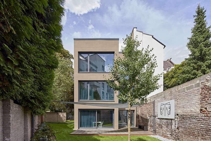 Una nuova, insolita costruzione dall'architettura senza tempo: quest'abitazione piccola, ma fine e sapientemente progettata, colpisce per la sua autonomia, che tuttavia non ignora il contesto