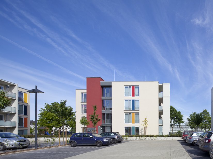 "Per i quattro edifici residenziali abbiamo usato un intonaco color sabbia, in accostamento cromatico con un edificio storico confinante a nord", spiega Doris Weegen, consulente sul colore di Brillux.