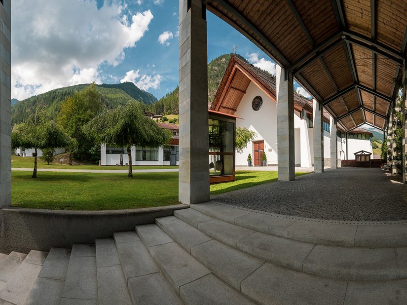 La chiesa parrocchiale di Valle Aurina si trova nel cuore delle Alpi altoatesine.