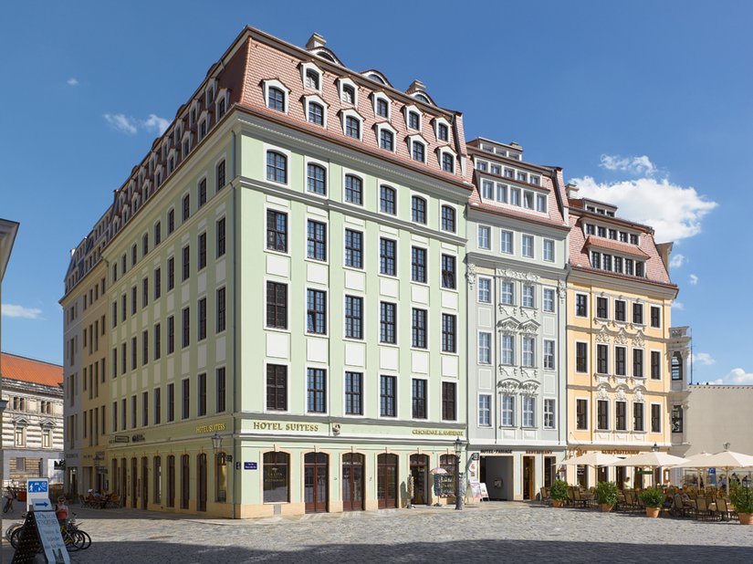 Nella Salzgasse, sulla facciata nord della "Haus zum Schwan" (a sinistra nella foto), la struttura si collega senza soluzione di continuità cromatica a due nuovi edifici, le cui facciate sono state mantenute volutamente sobrie.