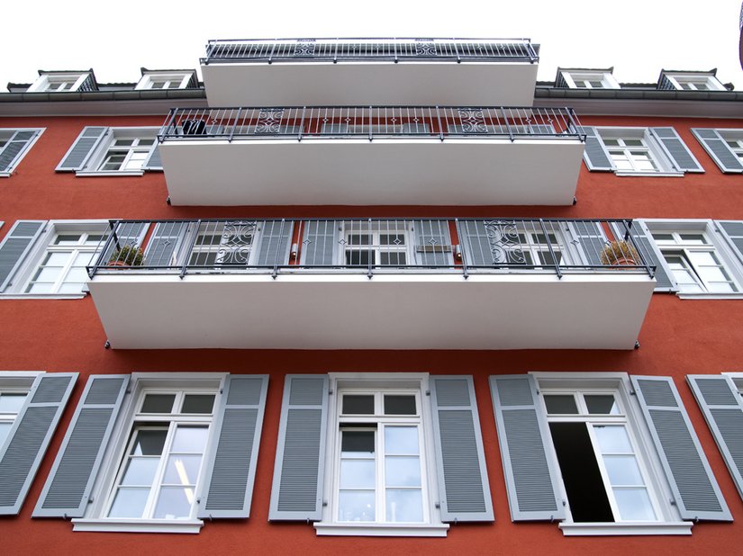 L'ex edificio scolastico deve il suo fascino ad una sapiente strutturazione degli elementi architettonici.