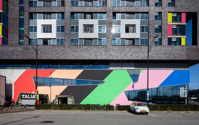 Un design con un messaggio: dieci brillanti colori disposti in diagonale caratterizzano ora i piani interrati da tutte le angolazioni. Il seminterrato, un tempo grigio, ora sembra un palcoscenico grafico che esprime tolleranza, apertura ed energia creativa.