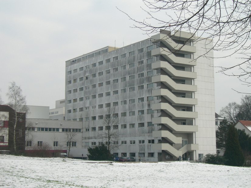 Il vecchio edificio aveva un aspetto freddo e poco gradevole.