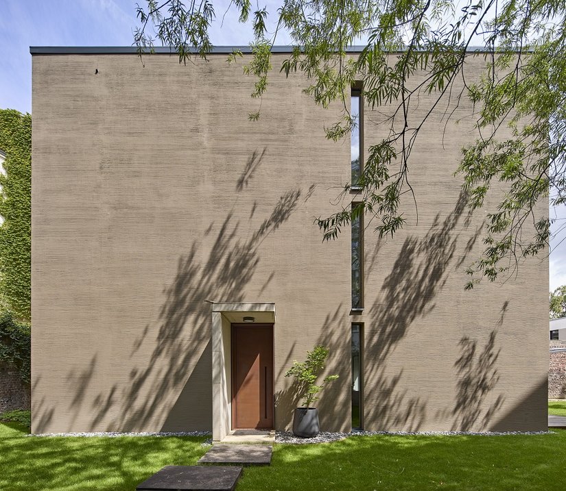 In particolare, la decorazione orizzontale a pettine sulle ampie superfici intonacate aggiunge al progetto un tocco poetico, delicato ma presente. Il design è stato realizzato in marrone labrador con intonaco minerale leggero G 3679 e un rivestimento a finire con pittura per facciate al silicone 918 con formula TSR.