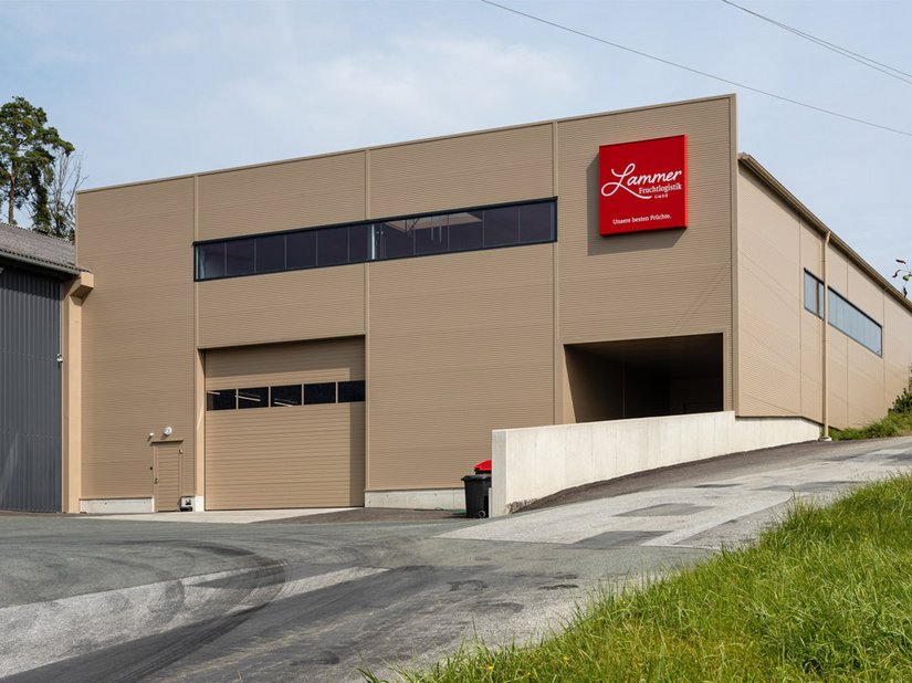 Per l’azienda il capannone è un vero e proprio biglietto da visita, che ne valorizza l’immagine dominando il panorama circostante.