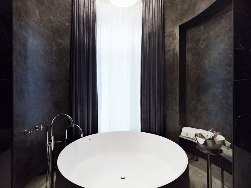 I bagni neri nelle suite principali sono stati decorati con la tecnica di spatolato veneziano Stucco.