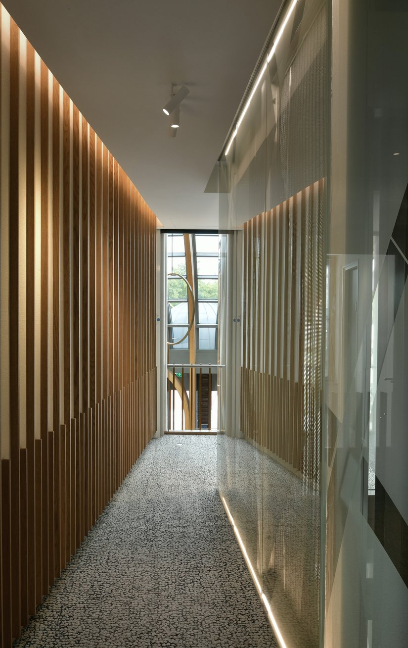 Il design e i materiali utilizzati per l'atrio e l'ingresso si ritrovano anche nei piani adibiti a uffici.