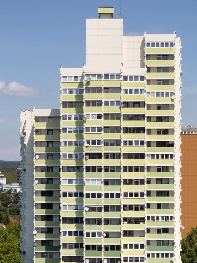 L'impressionante altezza dell'edificio è stata dolcemente spezzettata in blocchi cromatici sempre più piccoli e gradevoli. Ciò consente all'occhio di orientarsi fino in cima al grattacielo.