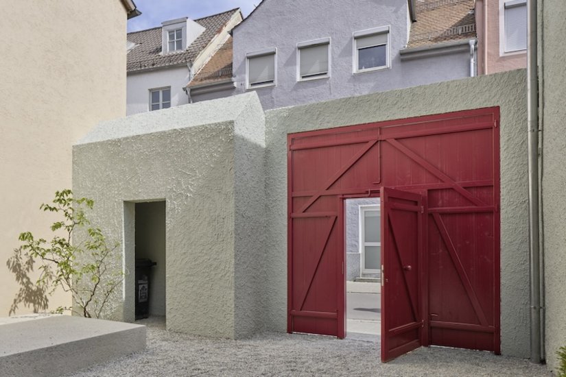 L'incisivo portone rosso con porta pedonale integrata conferisce un tocco di personalità al cortile interno. Anche la casetta dei rifiuti è stata integrata nella facciata con carattere oggettivo. Le superfici intonacate sono state rivestite con l'idropittura minerale per esterni Ultrasil 1901. I componenti in legno sono stati sottoposti a finitura con Lignodur Solvo Guard 885.