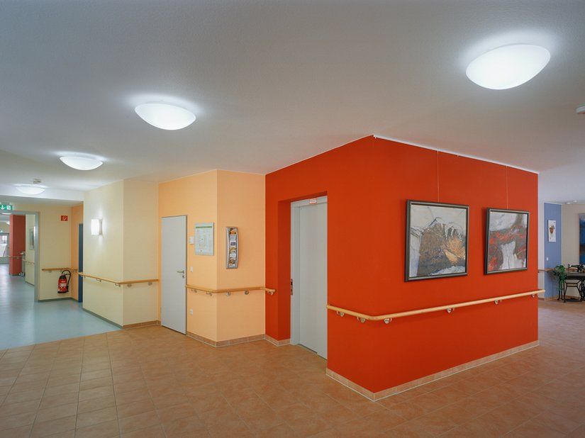 Nel foyer la luce, i colori e la scelta di superfici variegate favoriscono l'orientamento e creano un'atmosfera accogliente.