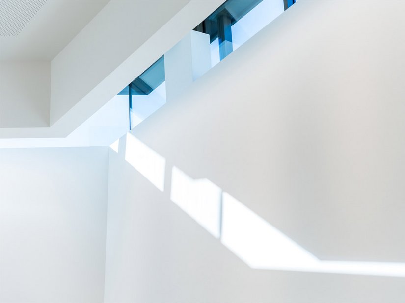 La luce diurna penetra nel luogo di culto attraverso i profili luminosi situati in alto.