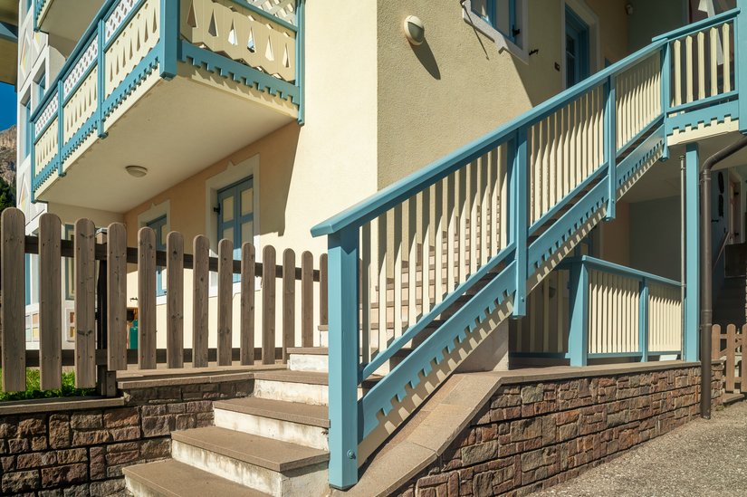 Mantenere la combinazione cromatica originale era priorità: con Lignodur FlexGuard 871, i colori storici sono stati riprodotti con massima fedeltà e precisione.