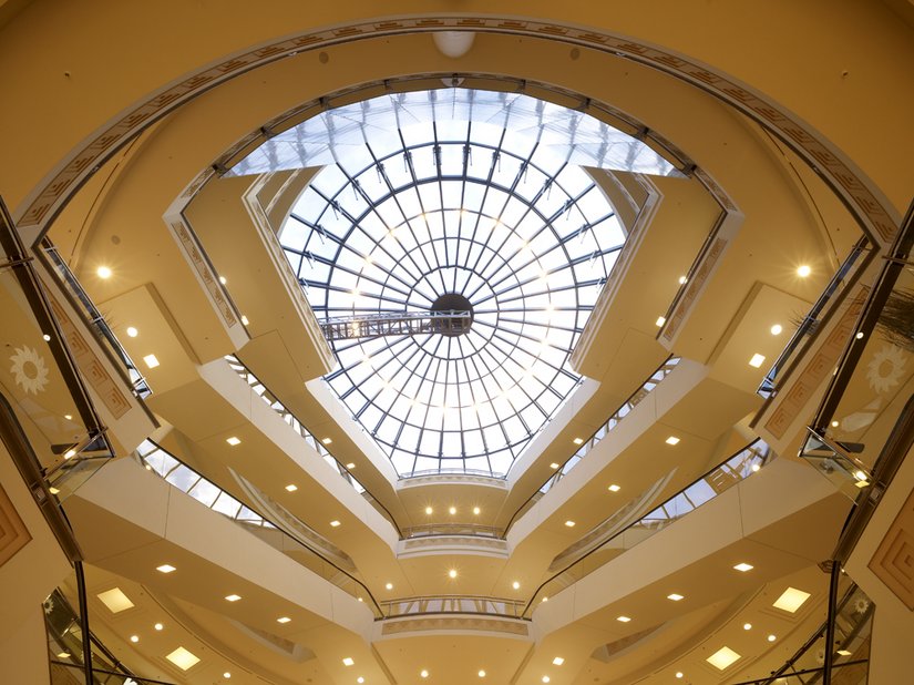 Le elaborate cupole in vetro di 22 metri di diametro offrono ai visitatori una splendida vista verso il cielo.