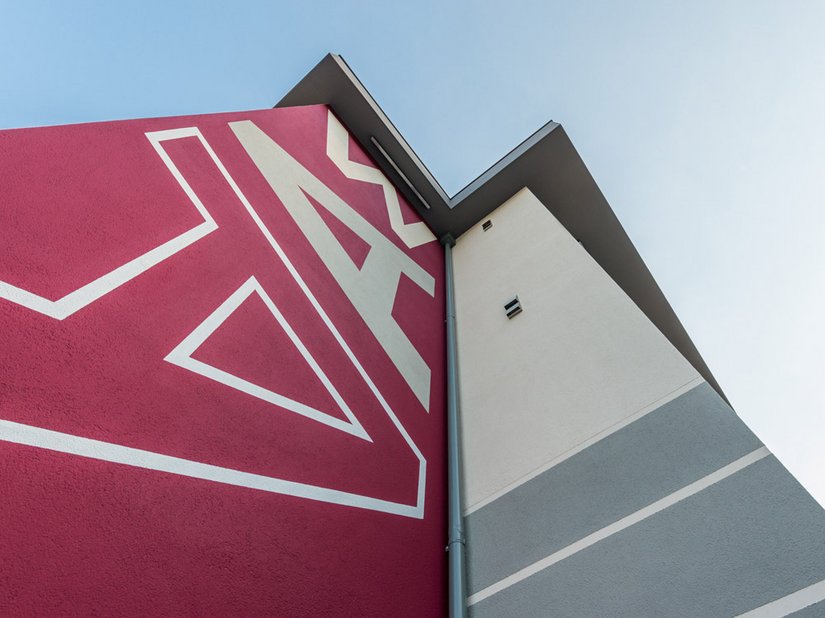 La scritta ad altezza dell’edificio riprende il logo, conferendo grande riconoscibilità all’attività.