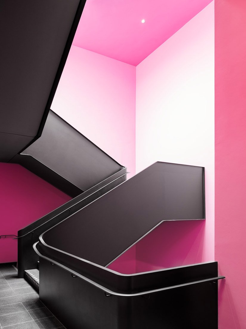 Le scale sono concepite come &quot;colorate aree di transito&quot;, e ciascuna di esse è caratterizzata da una mano di vernice a tutta superficie con una propria tonalità di colore.