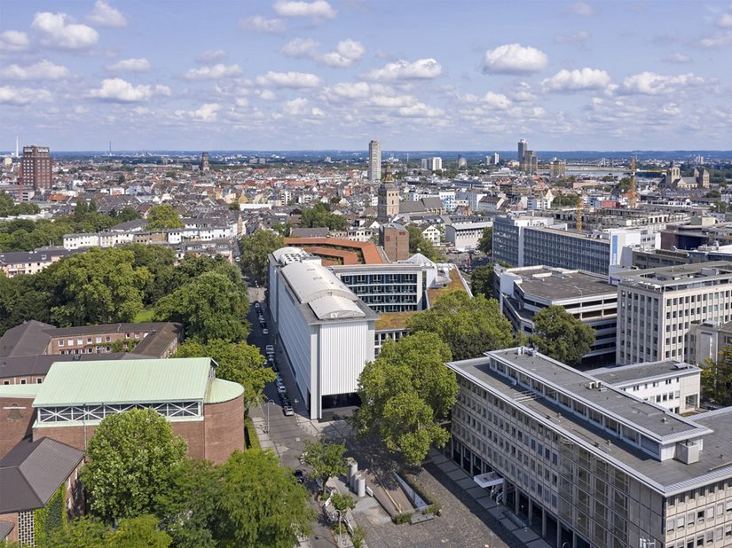 In una posizione di rilievo nel quartiere bancario di Colonia, l&rsquo;edificio si propone come degno biglietto di visita con la sua facciata in calcestruzzo a vista.