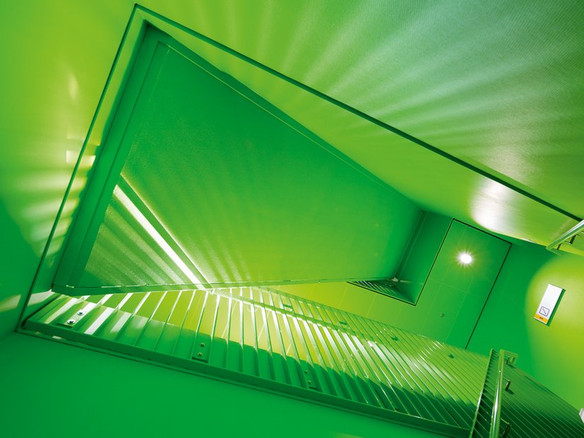 In questa tromba delle scale domina ovunque il verde.