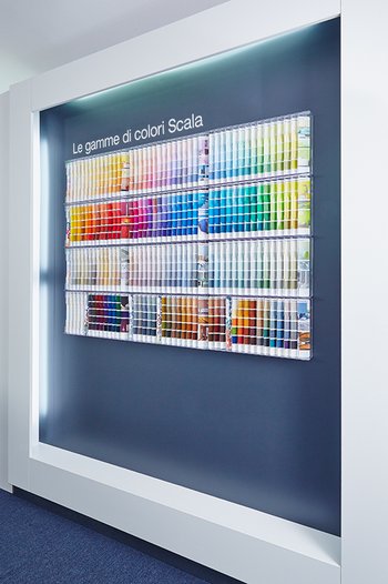 <p>Presentazione su parete di grande effetto delle otto suggestive mazzette colori Scala.</p>