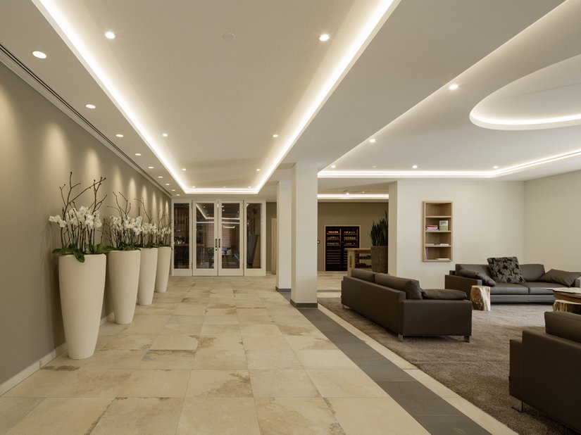 All'ultima moda: le pareti opache, con gli intensi colori che ricordano la terra, conferiscono un carattere particolare al nuovo hotel fin dalla reception.