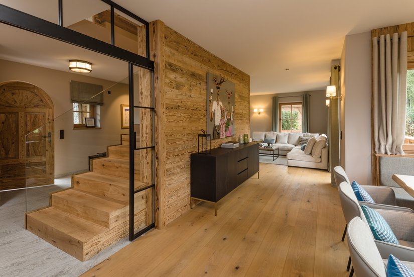 Il progetto cromatico per la decorazione degli interni crea un'atmosfera calda e accogliente all'interno della casa unifamiliare con qualsiasi condizione di luce.