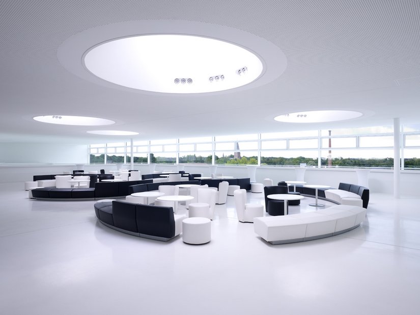 La sky lobby: poltrone di pelle nera spiccano nell'ambiente completamente bianco.